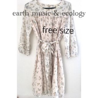 アースミュージックアンドエコロジー(earth music & ecology)の春物セール　値下げ　earth 美品　花柄ワンピース　スカート　フリーサイズ　F(ひざ丈ワンピース)