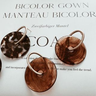 アリシアスタン(ALEXIA STAM)の残り2点　bekko marble × matt gold pierce(ピアス)