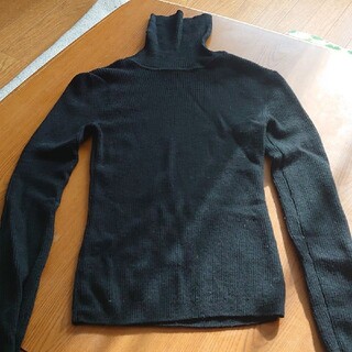 ユニクロ(UNIQLO)のユニクロ　黒のタートルネックセーター(ニット/セーター)