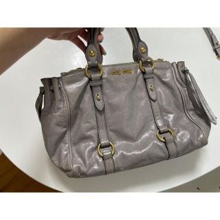 ミュウミュウ(miumiu)のお値下げ中！miumiuハンドバッグ 肩紐つき✨(ハンドバッグ)