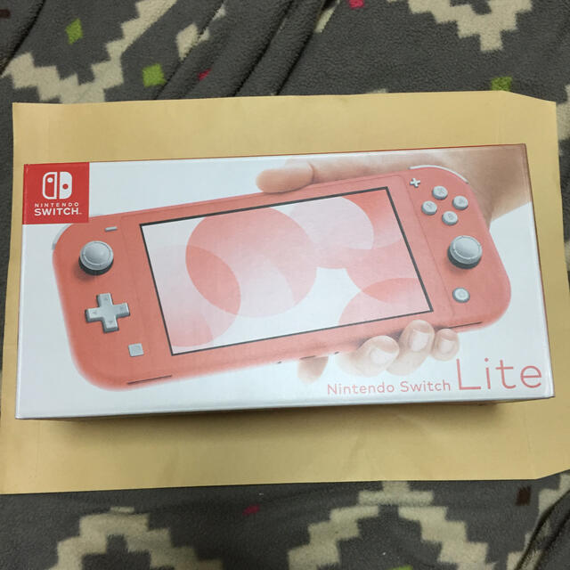 Nintendo Switch lite NINTENDO コーラル 定価以下 エンタメ/ホビーのゲームソフト/ゲーム機本体(家庭用ゲーム機本体)の商品写真