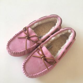 アグ(UGG)のUGG ピンクモカシン スリッポン(スリッポン/モカシン)