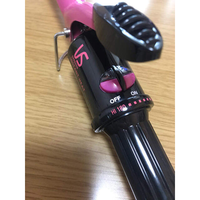 ヴィダルサスーン　こて　19mm　ヘアアイロン　VSI-1906/PJ スマホ/家電/カメラの美容/健康(ヘアアイロン)の商品写真