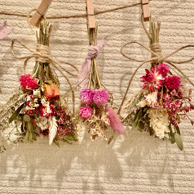 お花たっぷりドライフラワー スワッグ ガーランド❁75 ピンク 薔薇 白 花束 ハンドメイドのフラワー/ガーデン(ドライフラワー)の商品写真