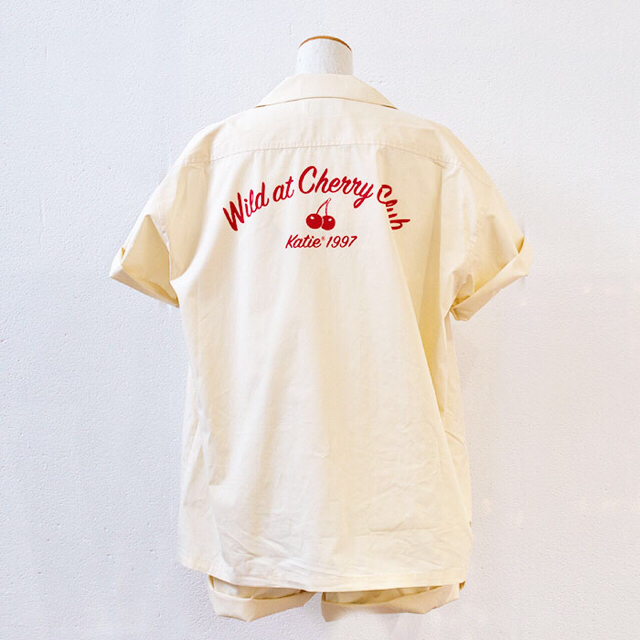 Katie(ケイティー)の23日まで格安　Katie 新品 CHERRY CLUB ワークシャツ クリーム レディースのトップス(シャツ/ブラウス(半袖/袖なし))の商品写真