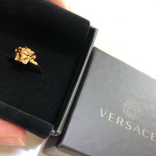 ヴェルサーチ(VERSACE)の今季最新作ベルサーチェメドゥーサリング(リング(指輪))