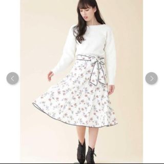 ジルバイジルスチュアート(JILL by JILLSTUART)の小花柄　スカート(ひざ丈スカート)