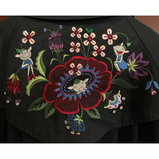 アルベロベロ、新品　お花と子ブタ刺繍の変わりトレンチコート(スプリングコート)