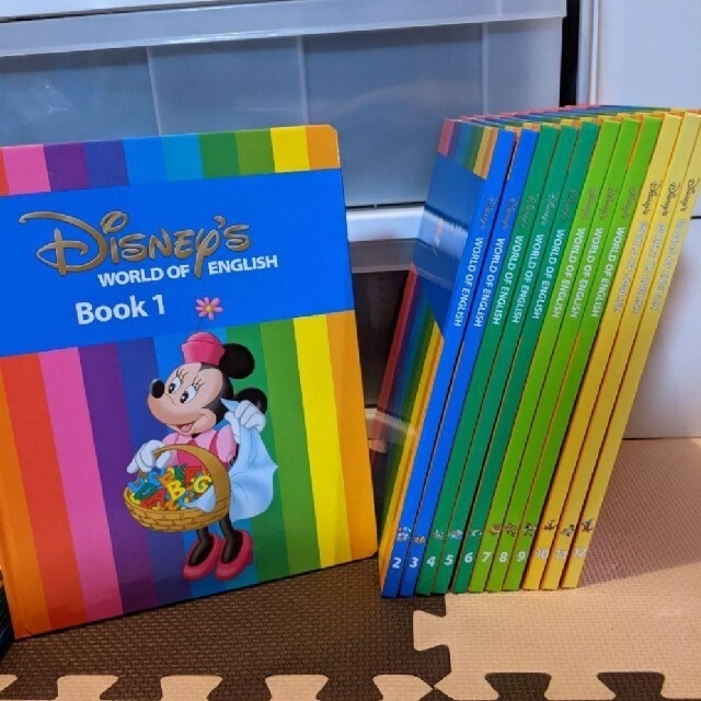 Disney(ディズニー)のディズニー英語システム　ワールドファミリーCD12枚絵本12冊セット キッズ/ベビー/マタニティのおもちゃ(知育玩具)の商品写真