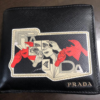 プラダ(PRADA)のPRADA 折財布 2018年購入美品/コミックプリント　NERO(折り財布)