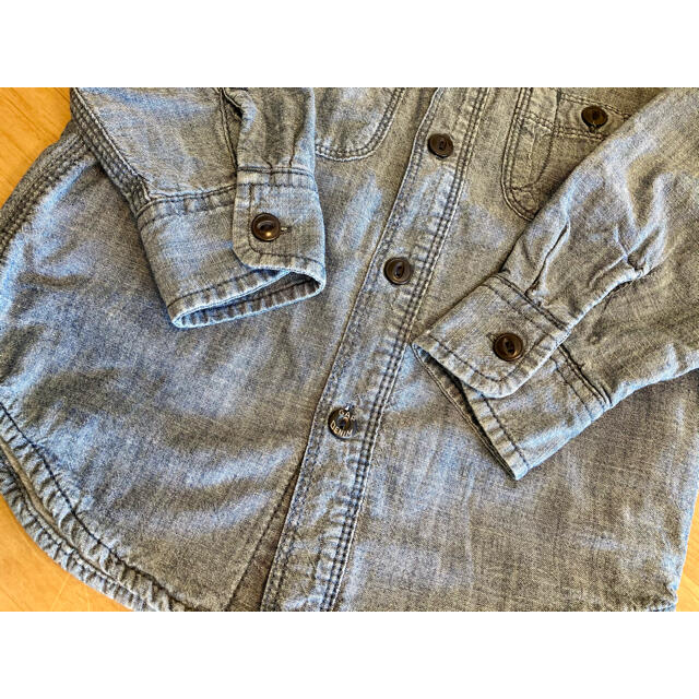 babyGAP(ベビーギャップ)のbabyGAP デニムシャツ 95cm 男の子 キッズ/ベビー/マタニティのキッズ服男の子用(90cm~)(ブラウス)の商品写真