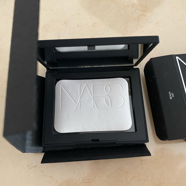 NARS(ナーズ)のNARSソフトベルベットプレストパウダービーチ1457 8g コスメ/美容のベースメイク/化粧品(フェイスパウダー)の商品写真