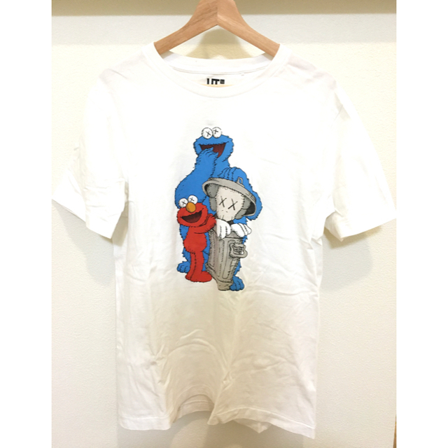 SESAME STREET(セサミストリート)のUNIQLO KAWS セサミストリート　限定　コラボ　UT ホワイト　Lサイズ メンズのトップス(Tシャツ/カットソー(半袖/袖なし))の商品写真