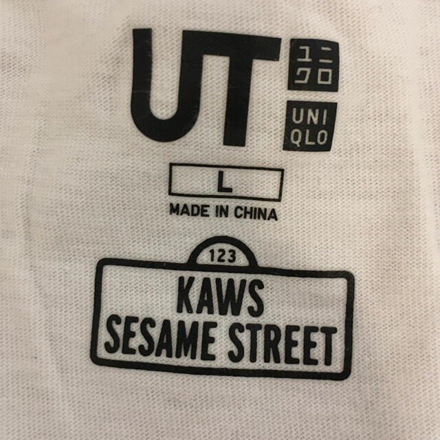 SESAME STREET(セサミストリート)のUNIQLO KAWS セサミストリート　限定　コラボ　UT ホワイト　Lサイズ メンズのトップス(Tシャツ/カットソー(半袖/袖なし))の商品写真