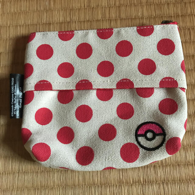 ポケモン(ポケモン)のティッシュポーチ　ポケモン　赤白　新品 レディースのファッション小物(ポーチ)の商品写真