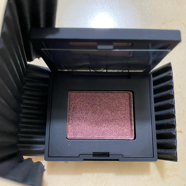 NARS(ナーズ)のNARS ハードワイヤードアイシャドウ 5343 POINTE NOIRE コスメ/美容のベースメイク/化粧品(アイシャドウ)の商品写真