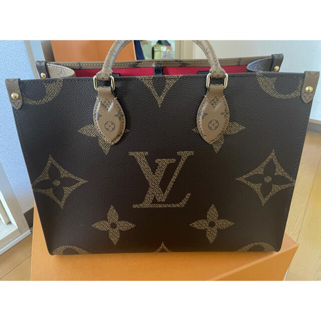 LOUIS VUITTON(ルイヴィトン)の【新品　未使用　正規品】ルイヴィトン　LOUIS VUITTON オンザゴー レディースのバッグ(トートバッグ)の商品写真