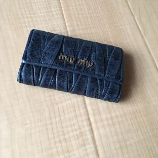 ミュウミュウ(miumiu)のmiumiu レザーキーケース(キーケース)