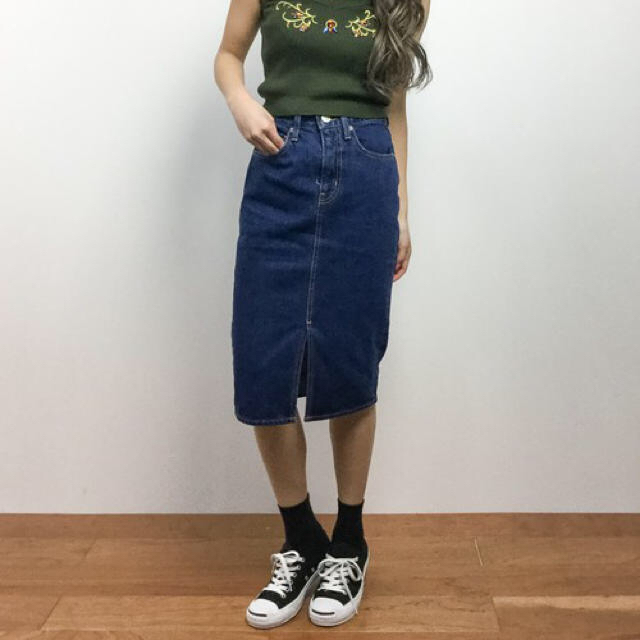 moussy(マウジー)の【今季】フロントスリット デニムスカート レディースのスカート(ひざ丈スカート)の商品写真