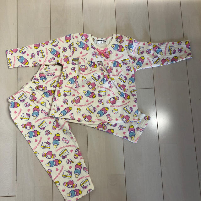 パジャマ ハローキティ 子供服 キッズ 100 キッズ/ベビー/マタニティのキッズ服女の子用(90cm~)(パジャマ)の商品写真