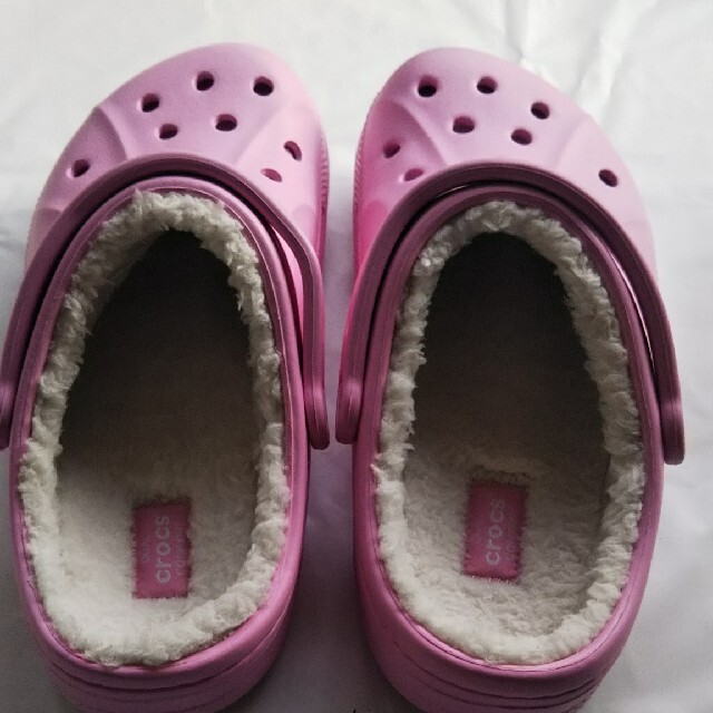 crocs(クロックス)の新品  クロックスボア  薄ピンク  ６／８ レディースの靴/シューズ(サンダル)の商品写真