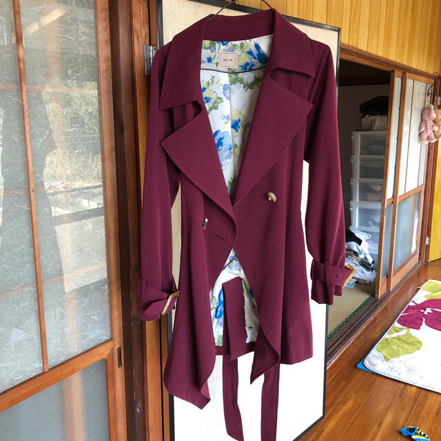 MIIA(ミーア)のMIIA 変型トレンチコート ボルドー レディースのジャケット/アウター(トレンチコート)の商品写真