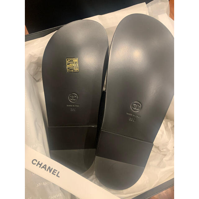 CHANEL(シャネル)の【まー様専用①】シャネル　サンダル　黒　36 新品　フットベッドサンダル レディースの靴/シューズ(サンダル)の商品写真