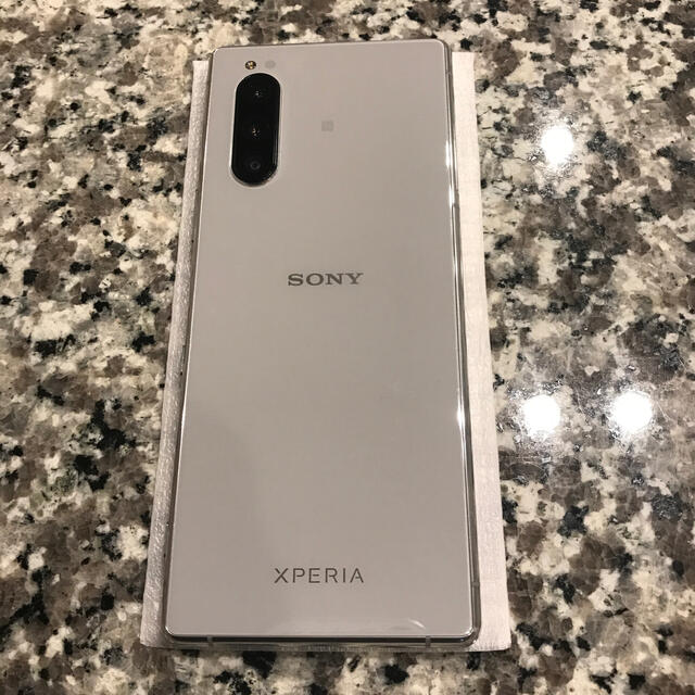 SONY(ソニー)のXperia5 SIMフリー 国内版 本体 J9260 純正ケース付！ スマホ/家電/カメラのスマートフォン/携帯電話(スマートフォン本体)の商品写真