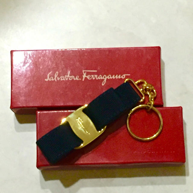 Salvatore Ferragamo(サルヴァトーレフェラガモ)の【値下げ☆新品】フェラガモ キーリング レディースのファッション小物(キーホルダー)の商品写真