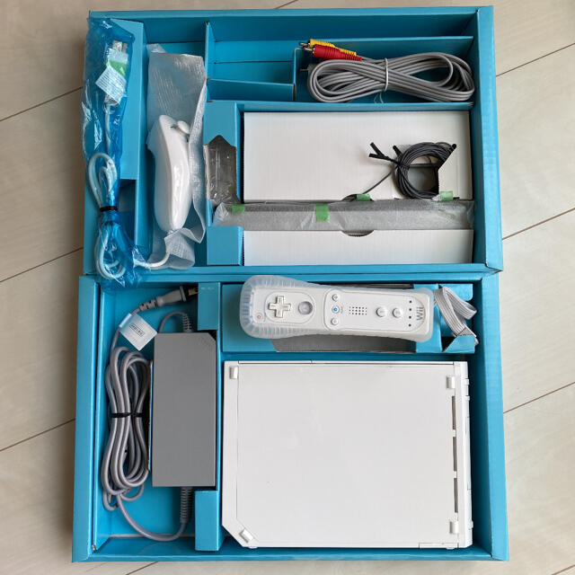 Wii(ウィー)の【Nintendo】Wii本体+ソフト3本セット エンタメ/ホビーのゲームソフト/ゲーム機本体(家庭用ゲーム機本体)の商品写真