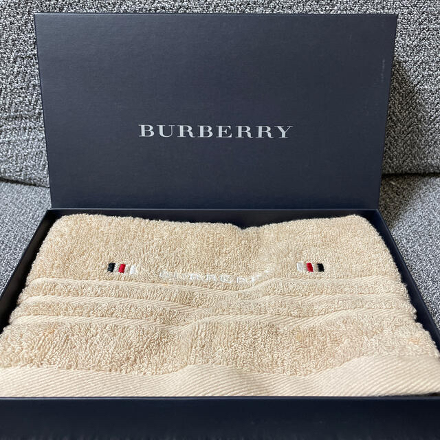 BURBERRY(バーバリー)の【限定値下げ中】BURBERRY タオル ハンカチ バーバリー レディースのファッション小物(ハンカチ)の商品写真