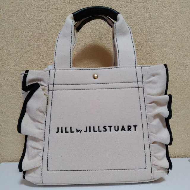 JILL by JILLSTUART(ジルバイジルスチュアート)の【新品】ジルバイジルスチュアート フリルトートバッグ(小)  ホワイト レディースのバッグ(トートバッグ)の商品写真