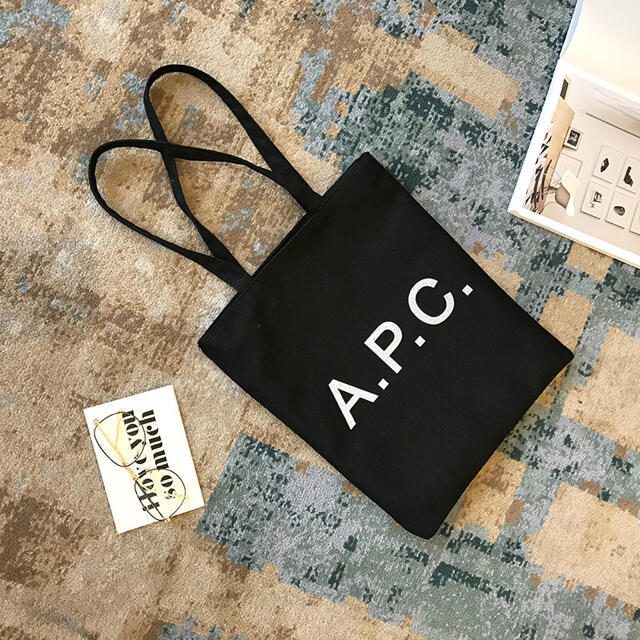 A.P.C(アーペーセー)のA.P.Cトートバッグ　新品未使用　ジッパーつき　内ポケットつき レディースのバッグ(トートバッグ)の商品写真