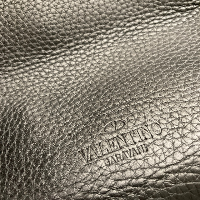 valentino garavani(ヴァレンティノガラヴァーニ)の 【超美品】ヴァレンティノ ロックスタッズ グレイン ラージ ショッピングバッグ レディースのバッグ(ショルダーバッグ)の商品写真