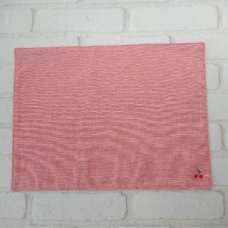 ファミリア(familiar)の【ハンドメイド】チェリーワッペン付ランチョンマット 40×30 通園 通学(外出用品)