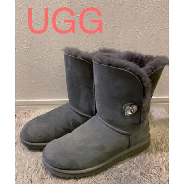 UGG(アグ)のUGG アグ ムートンブーツ　US6 ベイリーボタン　スワロフスキー レディースの靴/シューズ(ブーツ)の商品写真