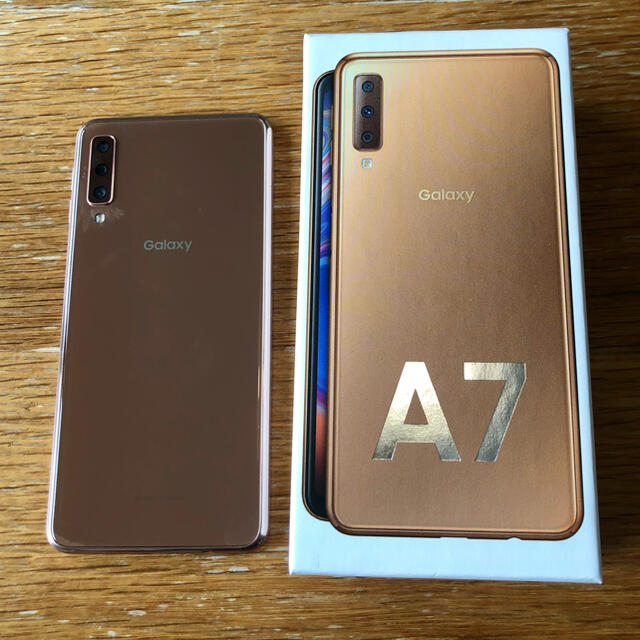 Galaxy(ギャラクシー)の【ほぼ新品】Galaxy A7 GOLD 64GB SIMフリー　オマケ付き スマホ/家電/カメラのスマートフォン/携帯電話(スマートフォン本体)の商品写真