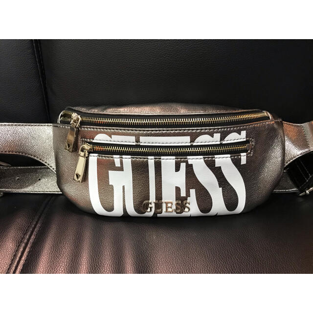 GUESS(ゲス)のGUESS ウエストポーチ　シルバー　レザー調　バッグ レディースのバッグ(ボディバッグ/ウエストポーチ)の商品写真