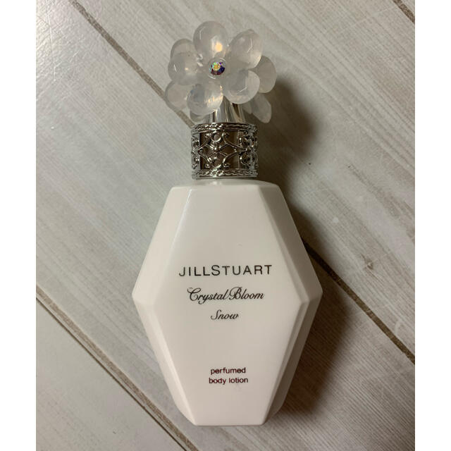 JILLSTUART(ジルスチュアート)のジルスチュアート　クリスタルブルーム スノーパフュームド ボディーローション コスメ/美容のボディケア(ボディローション/ミルク)の商品写真