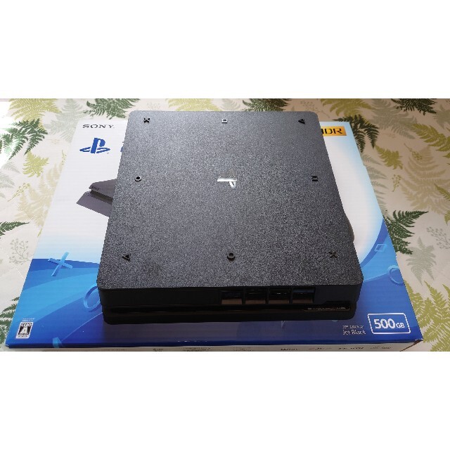 PlayStation4(プレイステーション4)のCUH−2200A B01 PS4ﾌﾞﾗｯｸ500GB エンタメ/ホビーのゲームソフト/ゲーム機本体(家庭用ゲーム機本体)の商品写真