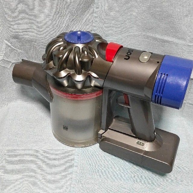 Dyson(ダイソン)の【ジャンク】ダイソンＶ８fluffy（SV10） スマホ/家電/カメラの生活家電(掃除機)の商品写真