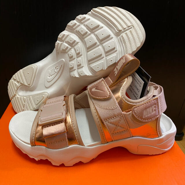 NIKE(ナイキ)のナイキ　キャニオンサンダル　ウィメンズ24cm レディースの靴/シューズ(サンダル)の商品写真