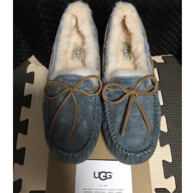 UGG(アグ)のめるティ様専用【新品】UGG モカシン ダコタ（ピューター:22.5〜23㎝） レディースの靴/シューズ(スリッポン/モカシン)の商品写真