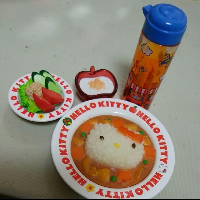 ミニチュア　カレー　ハローキティ エンタメ/ホビーのおもちゃ/ぬいぐるみ(キャラクターグッズ)の商品写真