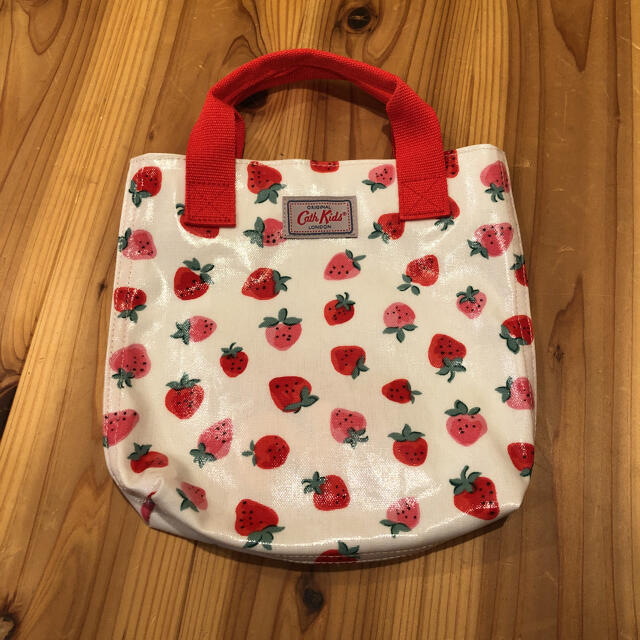 Cath Kidston(キャスキッドソン)のキッズミニショッパー トート バッグ キャスキッドソン ストロベリー いちご キッズ/ベビー/マタニティのこども用バッグ(シューズバッグ)の商品写真