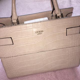 ゲス(GUESS)のGUESS クロコハンドバッグ　ピンク(ハンドバッグ)