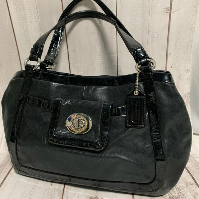 COACH(コーチ)のコーチ　エナメル　ショルダーバッグ レディースのバッグ(ショルダーバッグ)の商品写真