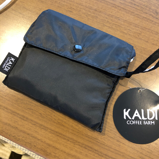 KALDI(カルディ)のKALDIのカレーパン、エコバッグ付き 食品/飲料/酒の加工食品(缶詰/瓶詰)の商品写真