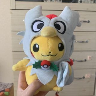 ポケモン(ポケモン)のセンターオリジナル　デリバードのポンチョを着たピカチュウ(キャラクターグッズ)