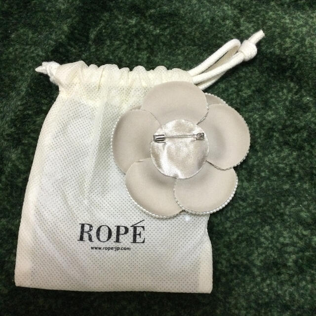 ROPE’(ロペ)のロペ　コサージュ　ベージュ レディースのアクセサリー(ブローチ/コサージュ)の商品写真